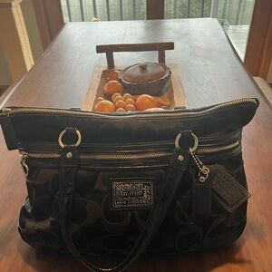 Coach Black poppy signature Shoulder Bag in beautiful used condition!